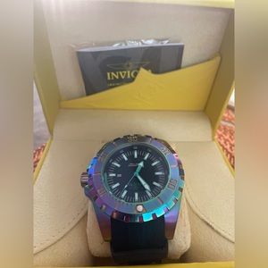 (SOLD) INVICTA Men’s 100mm Pro Diver Rainbow Iridescent Black Polyurethane Watch